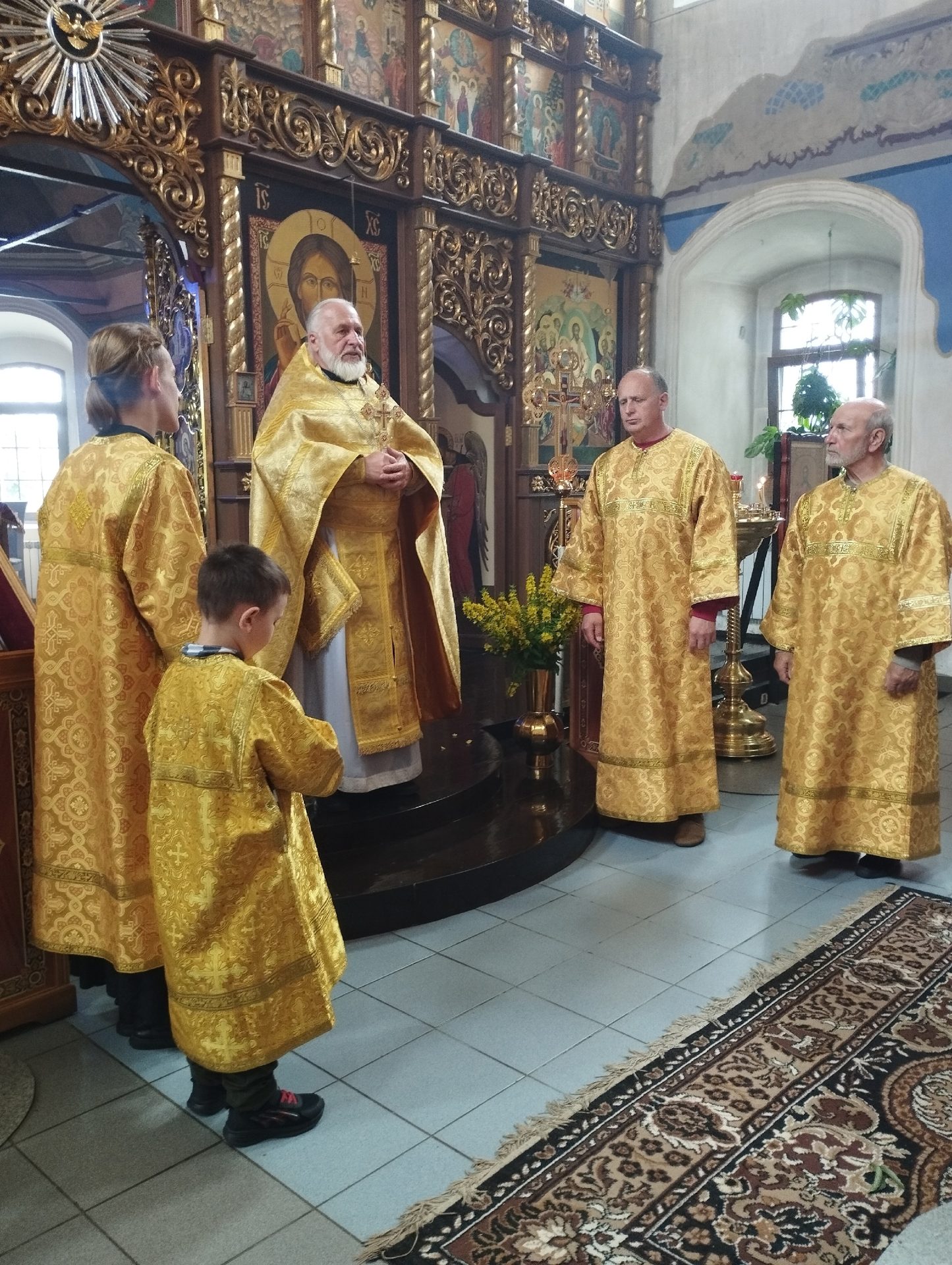 Настоятель на службе