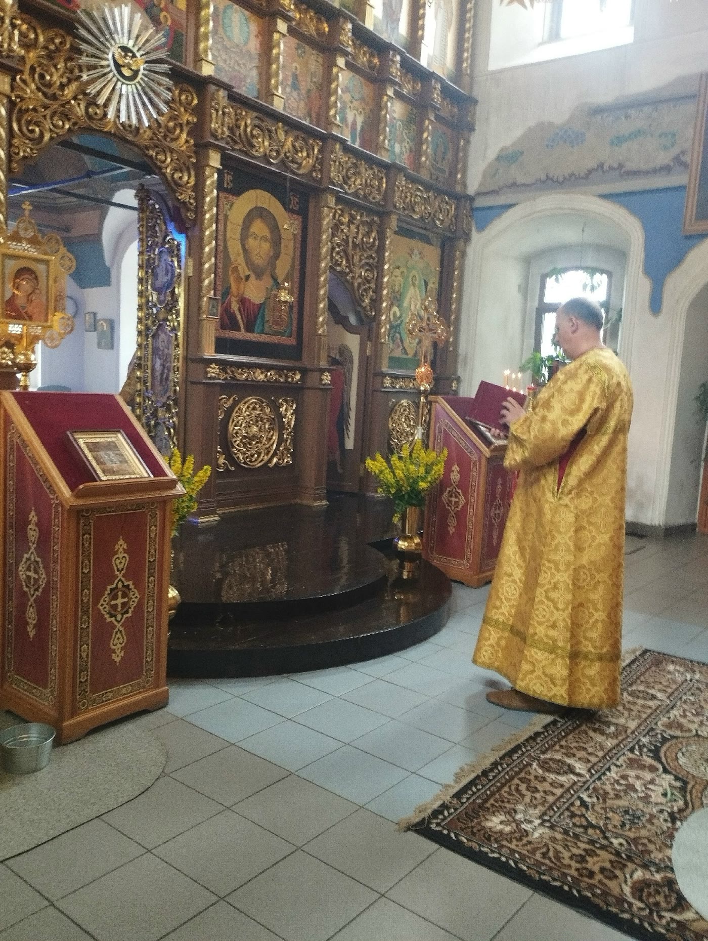 Богослужение в храме Воскресения Христова