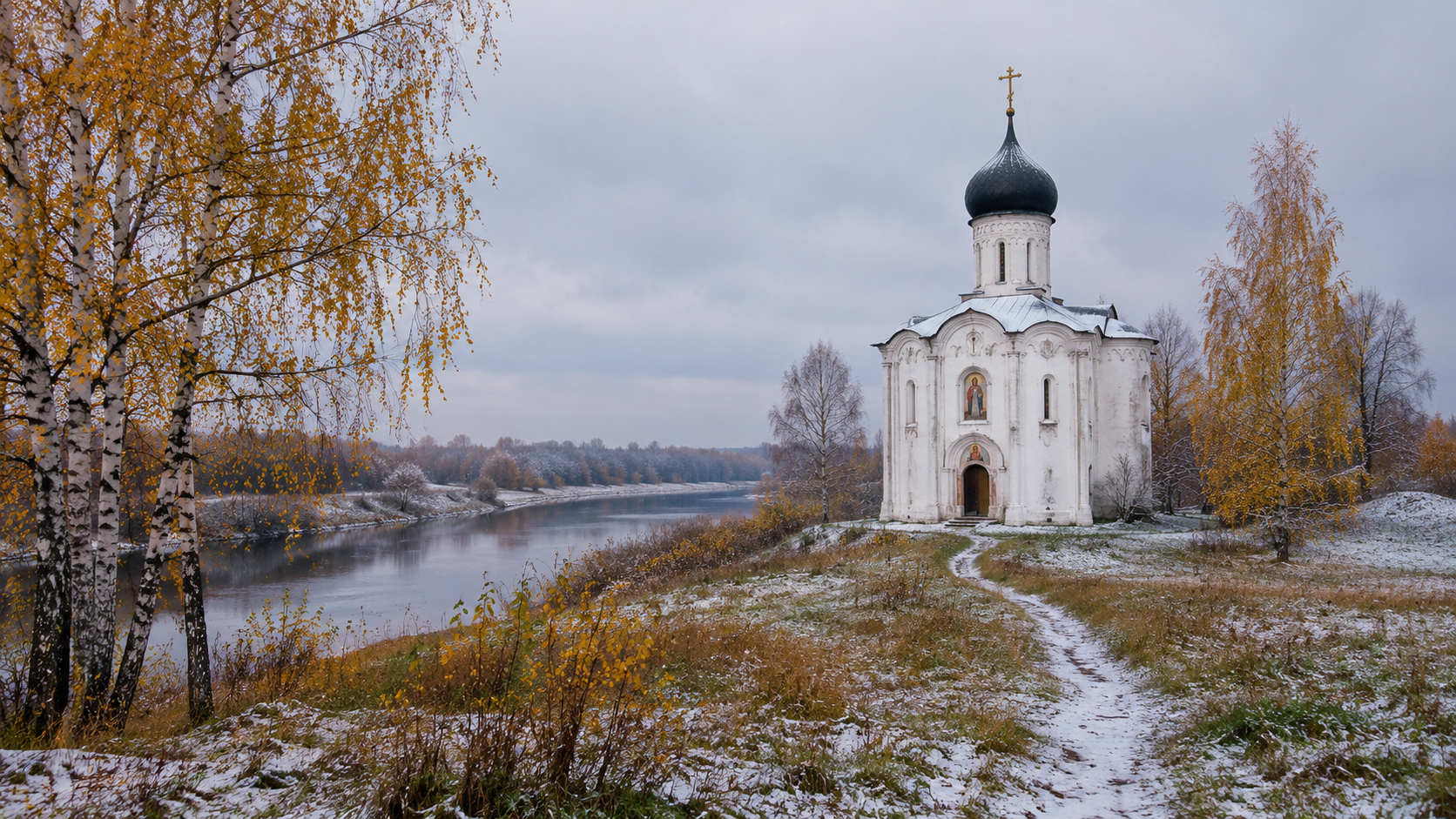 Белый храм у реки после первого снега